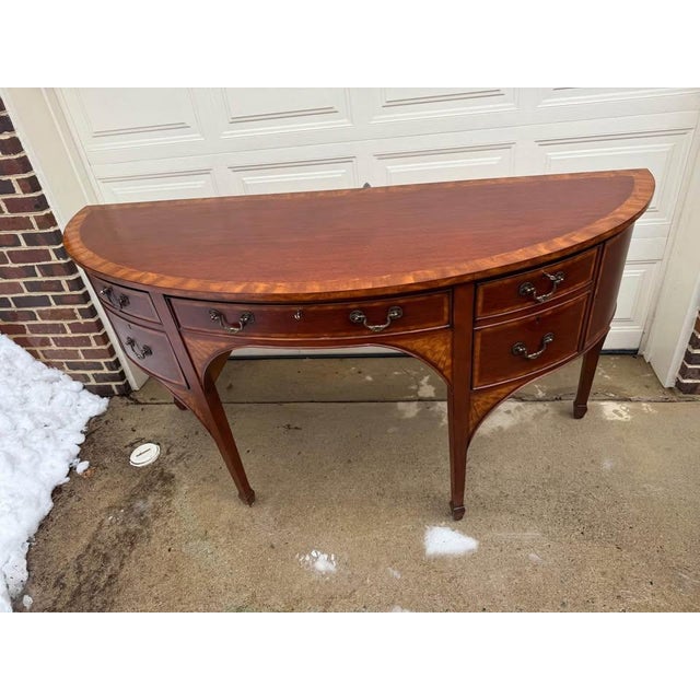 Early 20th Century George III Style Mahogany Bow Front Inlaid Sideboard. Made in England. For Sale - Image 5 of 9