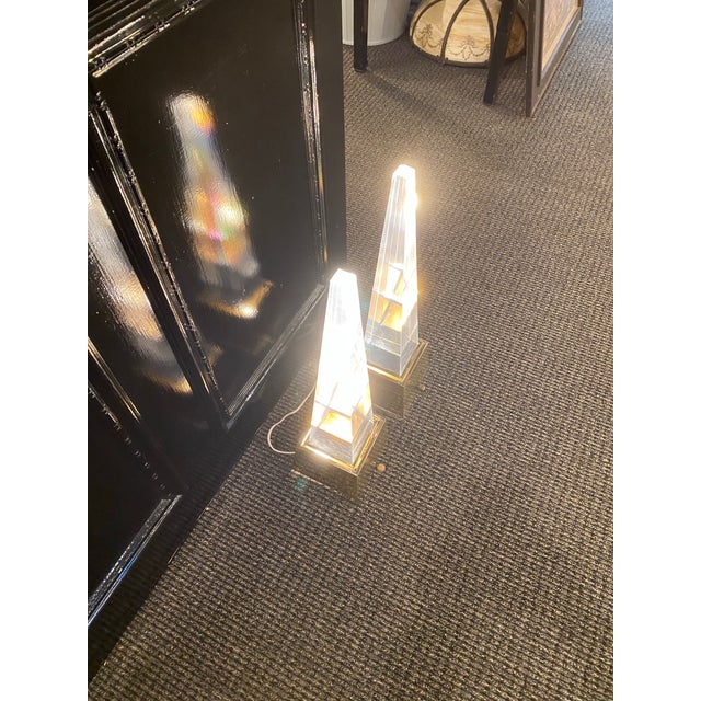 Mid-Century Modern Vintage Chapman Lucite and Brass Obelisk Lamps - a Pair For Sale - Image 3 of 12