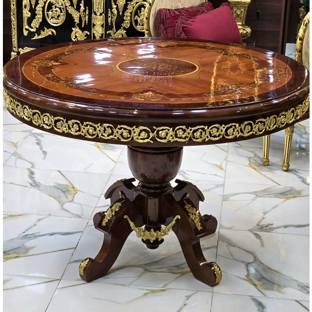 This table is ideal for creating an elegant and unique atmosphere in your dining room, combining classic with a modern...