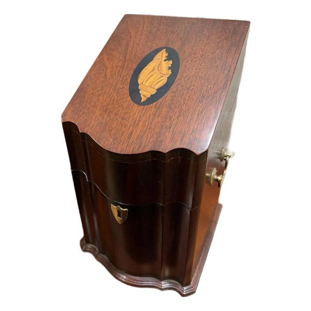 Early 19th Century Federal Style Inlaid Seashell Knife Box For Sale