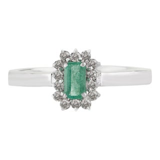 Minimalist 0.28 Carat Emerald Halo Diamond Ring in 925 Silver, Size 8.5 For Sale
