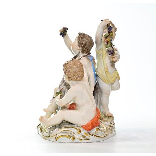 Beautiful porcelain realized by the Atetier of J.J. Kaendler for Meissen Porcelains in the early 20th century (before...