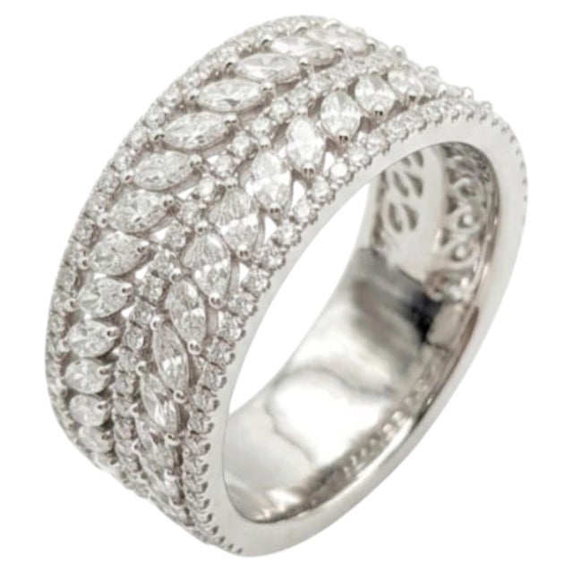 Natural Marquise Diamond 1.30cts & Diamond 0.55cts Ring in 18k Gold For Sale - Image 4 of 8