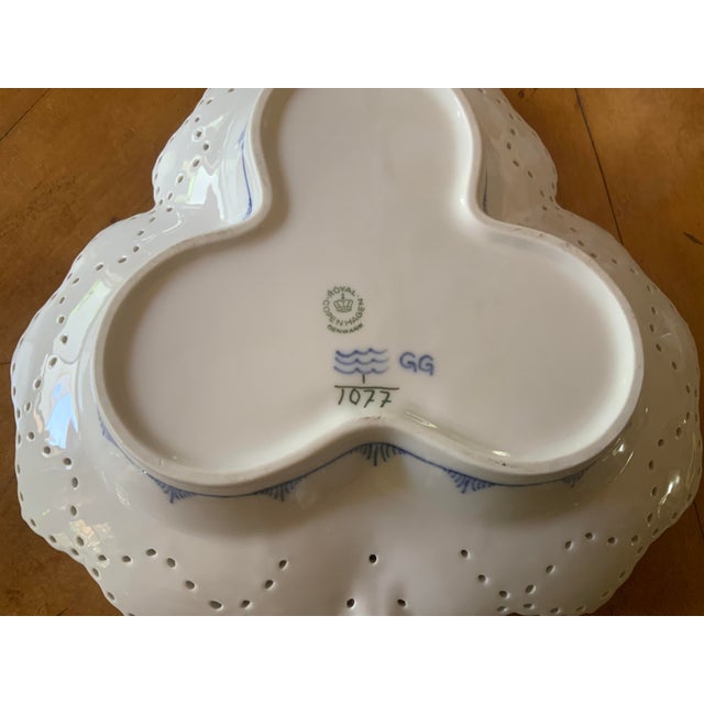 Traditional 1950s Royal Copenhagen Blue Fluted Full Lace Cabaret Dish For Sale - Image 3 of 8