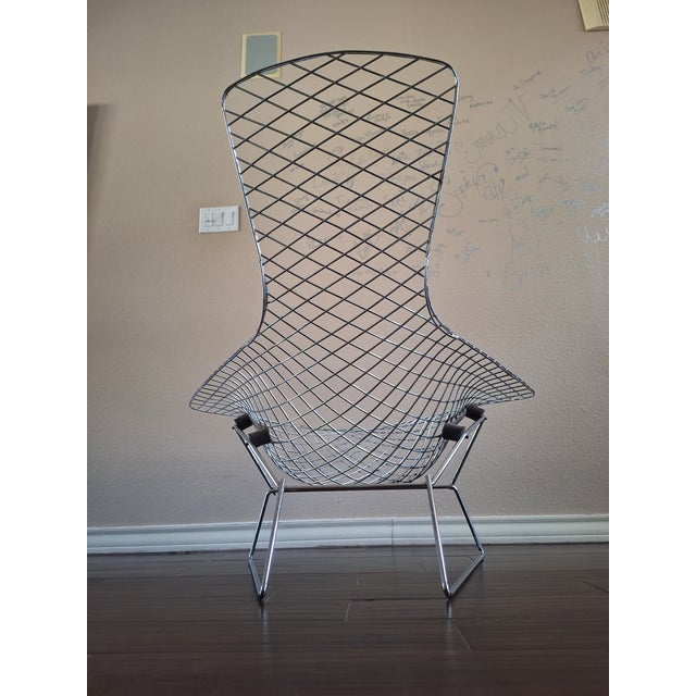 This original 1960's vintage Bird Chair by Harry Bertoia for Knoll has a polished chrome finish and is in good condition...
