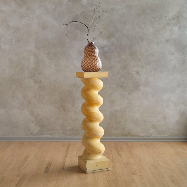 This 1980s French pedestal features a playful spiral silhouette rendered in plaster and set on a sturdy wooden base. Its...