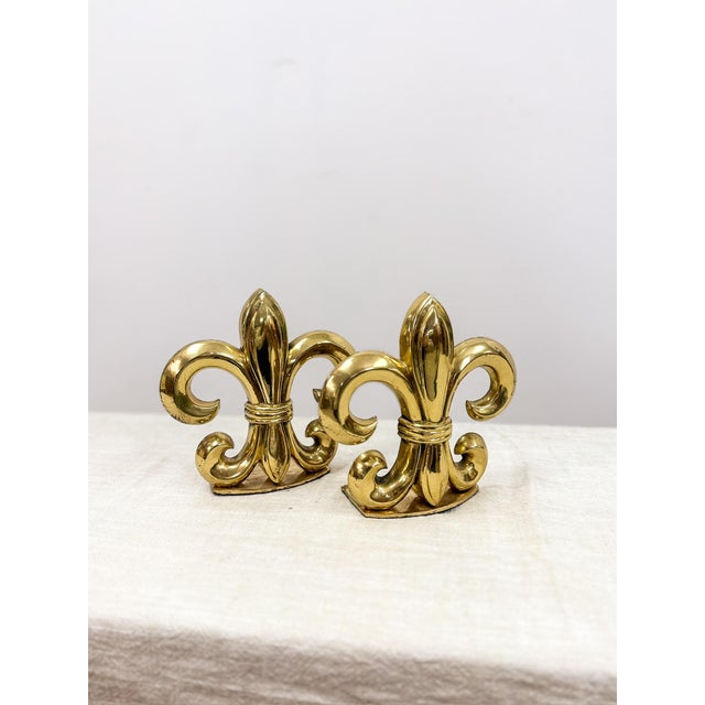 Add classic elegance to your bookshelf or desk with this pair of vintage brass fleur-de-lis bookends. Their mid-century...