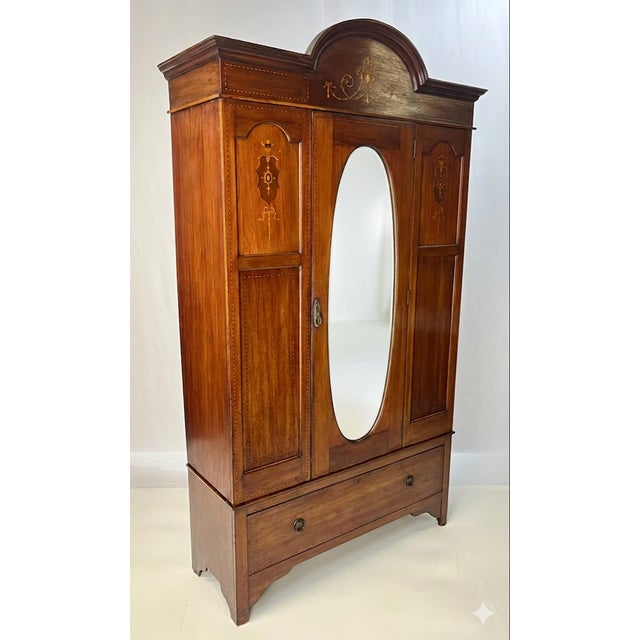 Early 20th Century English Edwardian Style Inlaid Mahogany Wardrobe With Beveled Oval Mirror For Sale - Image 4 of 16