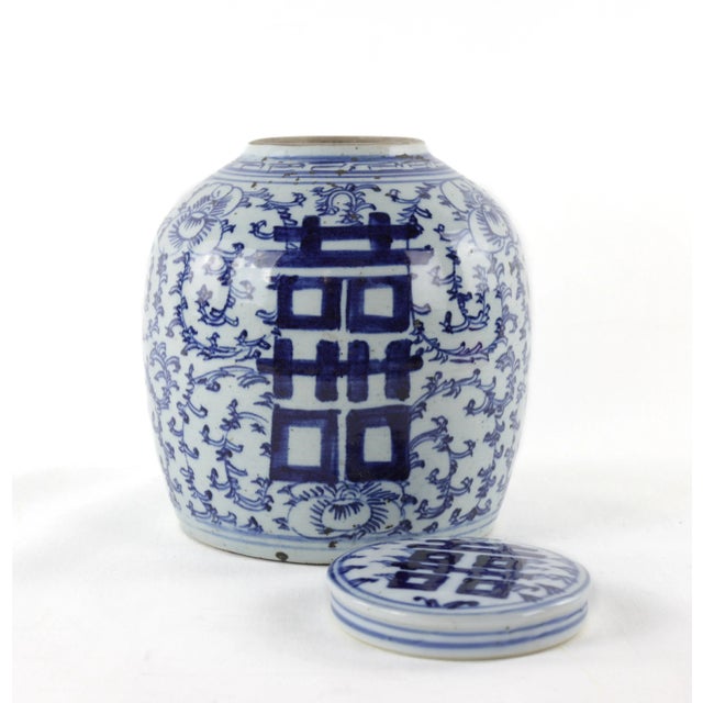 Chinese Chinese Late Qing Dynasty Blue and White Porcelain Ginger Jar With Double Happiness Pattern. For Sale - Image 3 of 11