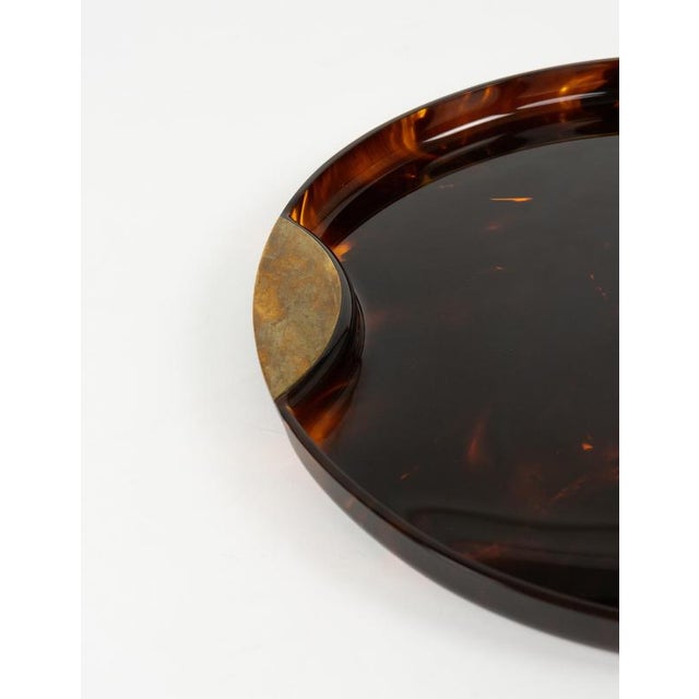 Mid-Century Round Serving Tray in Acrylic Glass Faux Tortoiseshell and Brass, Italy, 1970s For Sale - Image 9 of 16