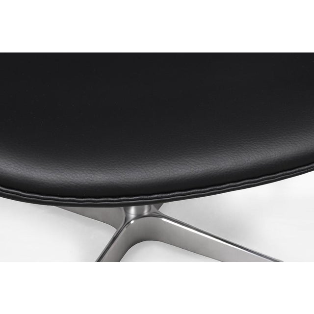 Vintage Swivel Swan Chairs in Black Leather by Arne Jacobsen for Fritz Hansen, 1950s, Set of 2 For Sale - Image 6 of 7