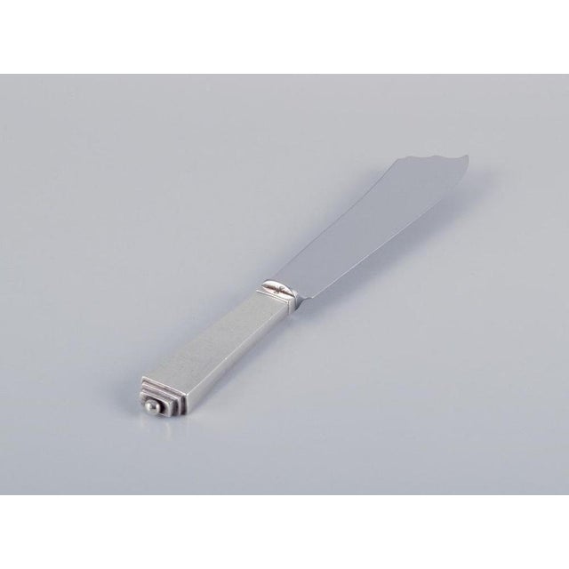Georg Jensen Pyramid. Cake knife in sterling silver with a stainless steel blade. Hallmark: 1915-1932. Perfect condition....