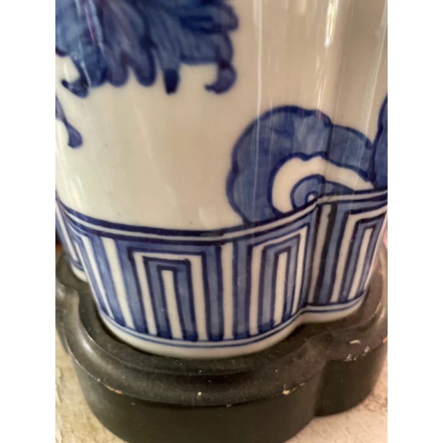 1910s Chinese Blue and White Ceramic Porcelain Lamp With Wooden Base and Cap For Sale In New York - Image 6 of 12