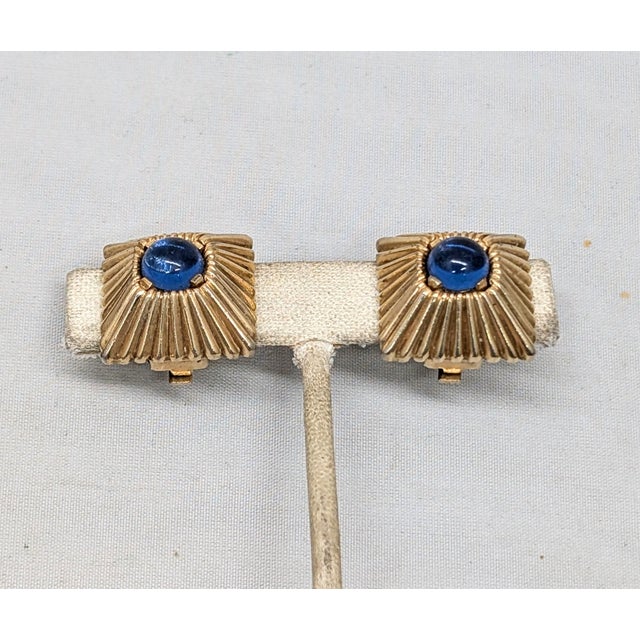 Vintage Signed Mazer Square Goldtone Ribbed Cabochon Faux-Sapphire Clip Earrings-2 Pieces For Sale In Philadelphia - Image 6 of 10