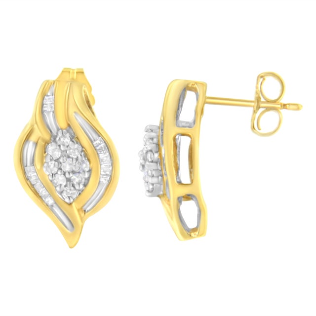 Shimmering round cut diamonds come together to create a geometrical shaped center cluster. Warm yellow gold ribbons inlaid...