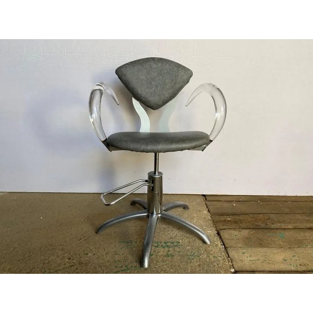 Very nice swivel armchair and adjustable in height from a hair salon Removable file Perfectly stable and very comfortable...