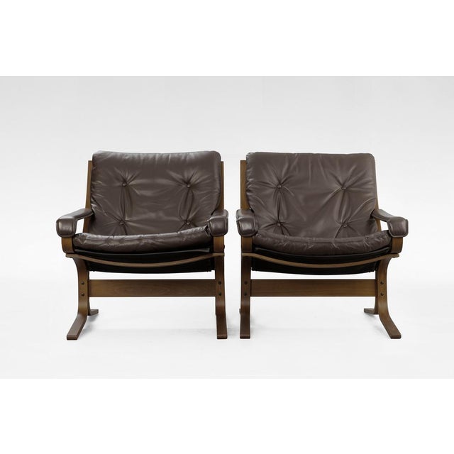 Ingmar Relling Vintage Siesta Chairs and Ottoman in Brown Leather and Plywood by Ingmar Relling for Westnofa, 1960s, Set of 3 For Sale - Image 4 of 4