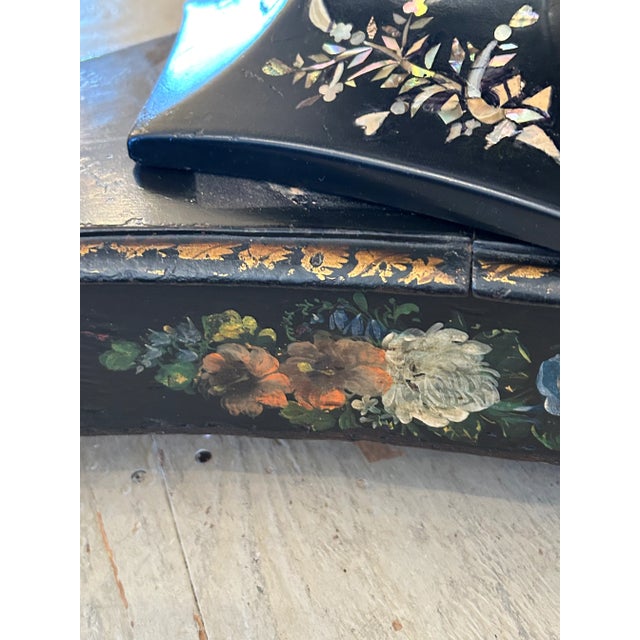 19th Century English Regency Black Lacquer and Inlaid Round Dining Table For Sale - Image 14 of 17