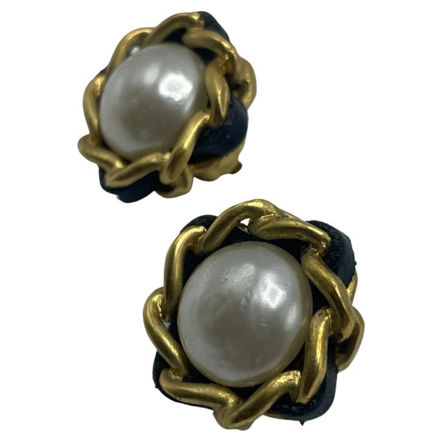 Chanel 1993 Leather Chain And Pearl Earrings For Sale In New York - Image 6 of 7