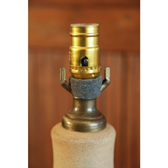 Sand 1970 'Wishon-Harrell' California Studio Pottery Earthenware Table Lamp, Mid-Century Stoneware For Sale - Image 8 of 17