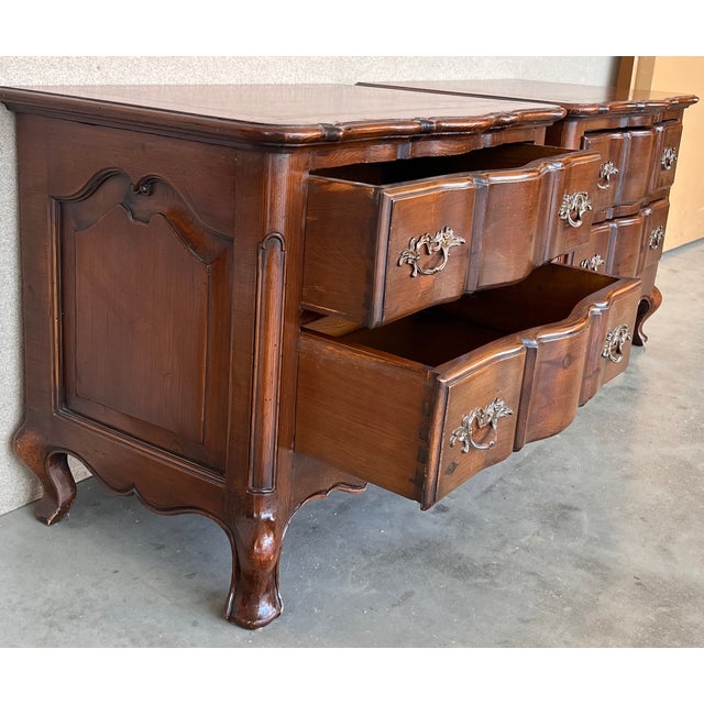 Pair of Italian Baroque Burled Walnut Chests of Nightstands For Sale In Miami - Image 6 of 12
