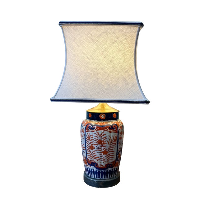 Baker Furniture Company Vintage Imari Style Hand-Painted Ceramic Table Lamp With Brass Hardware & Square Shade – Chinoiserie / Hollywood Regency For Sale - Image 4 of 13
