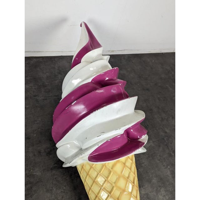 Large Advertising Ice Cream Cone in Resin, in Very Good conditions.