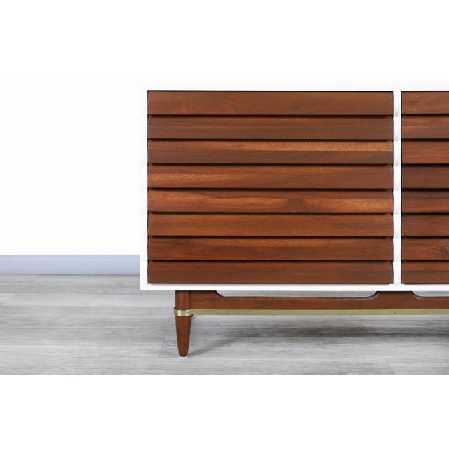 Brown Mid-Century Modern Walnut Dresser by Merton Gershun for American of Martinsville, 1960s For Sale - Image 8 of 13