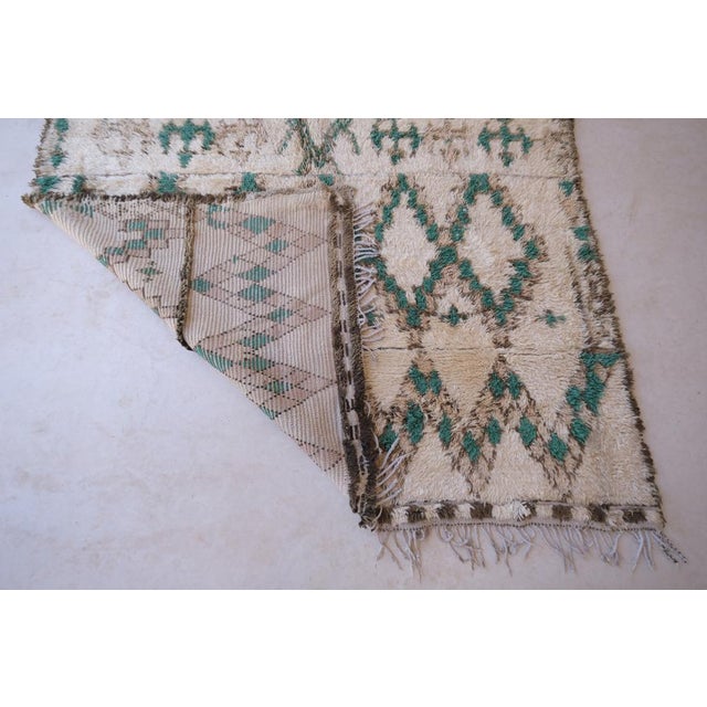 1980s Moroccan Off-White and Green Marmoucha Rug For Sale - Image 4 of 8