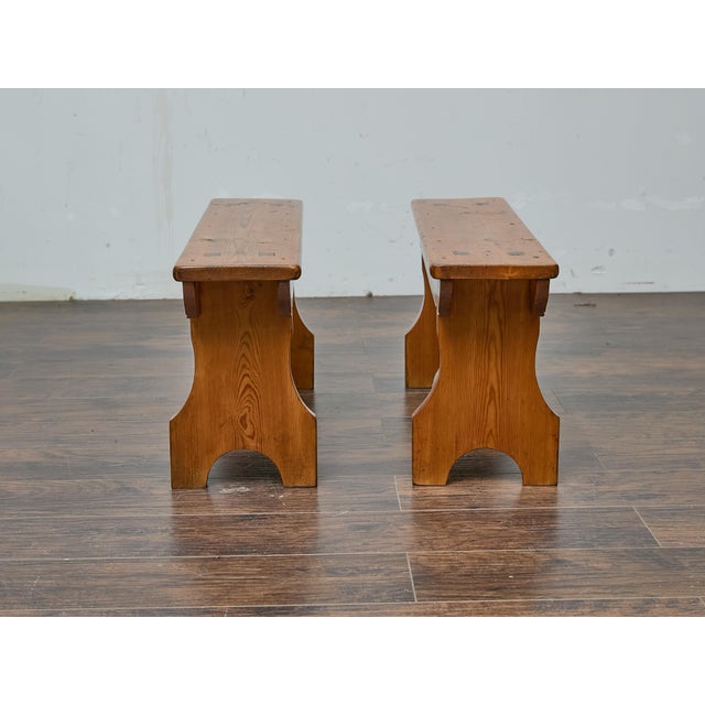 Pair of Rustic American Pine Benches, Circa 1920 – Farmhouse Entryway Seating For Sale In Atlanta - Image 6 of 11