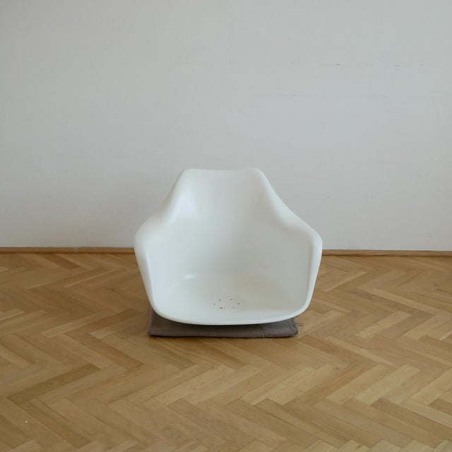 Tulip Seat Shell by Eero Saarinen for Knoll, in Flawless conditions. Designed 1950 to 1959 This piece is attributed to the...