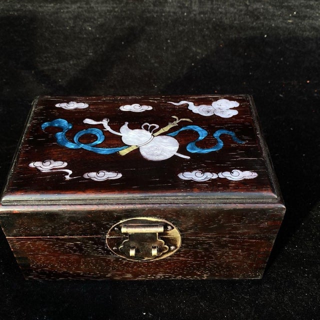 Shell Vintage Chinese Rosewood & Mother-of-Pearl Inlay Jewelry Box – Auspicious Objects & Clouds Motif For Sale - Image 7 of 9