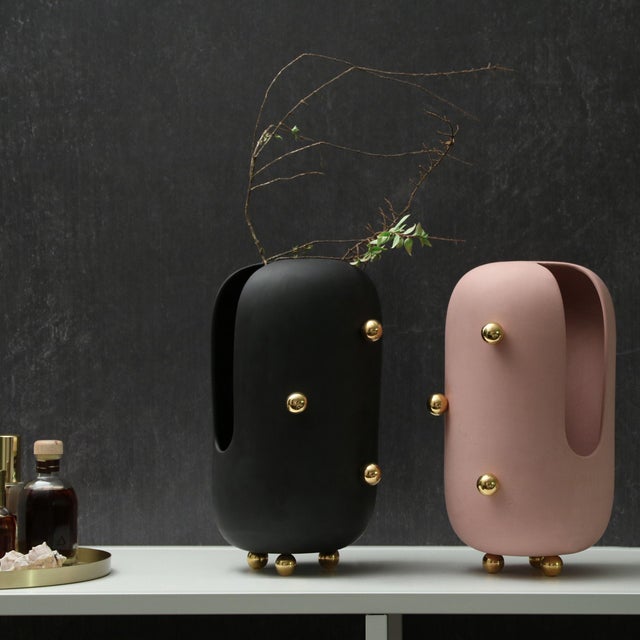 Anfore is a collection of biscuit porcelain vases that are clay dyed. The vases come with an opaque finish, available in...