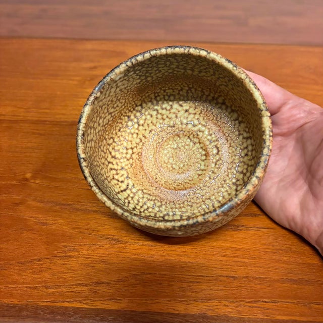 Brown Japanese Studio Pottery Chawan Matcha Tea Bowl in Original Tomobako Box For Sale - Image 8 of 16
