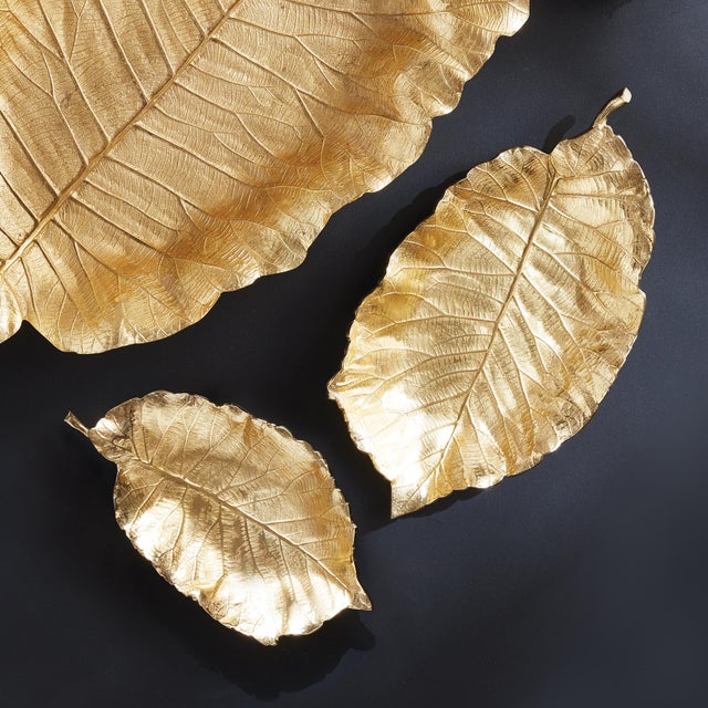 A handcarved clay mold is what creates the natural leaf details. Made of aluminum, these substantial trays are then...