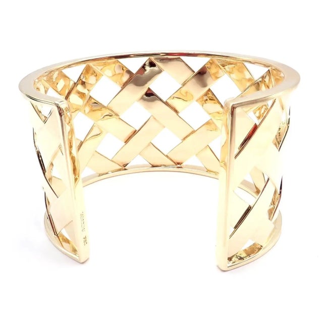 Contemporary Verdura Criss Cross Wide Yellow Gold Cuff Bangle Bracelet For Sale - Image 3 of 11