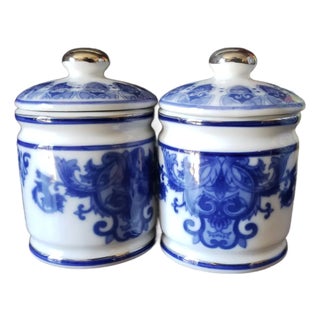 1990's Vintage Bombay Chinoiserie Blue White Porcelain Pair Lidded Jar Trinket Box For Sale