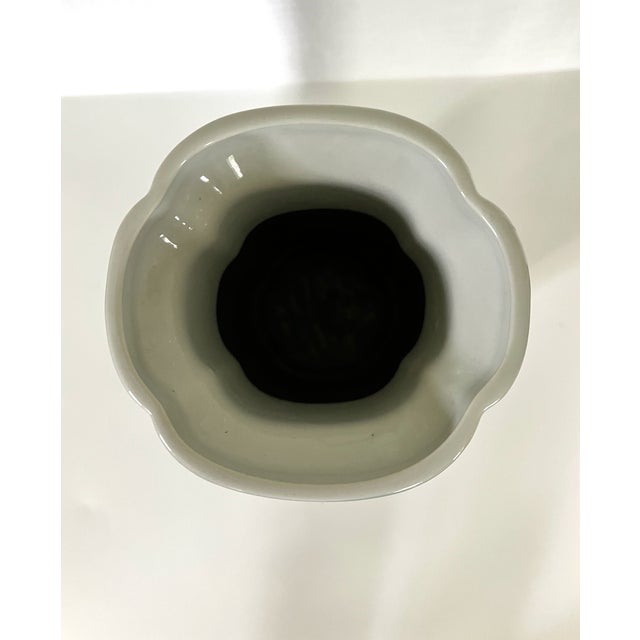 Chinoiserie 1980s Chinoiserie Quatrefoil Vase With Lotus & Bird Motif – Glazed Ceramic For Sale - Image 3 of 9