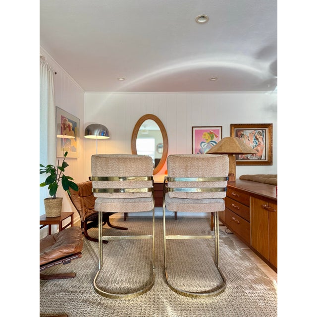 A set of vintage mid century cantilever bar stools in the style of Milo Baughman, circa 1970s. The sculptural flat bar...
