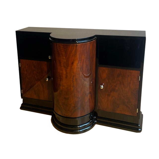 Art Deco Walnut Bar Cabinet, 1930, in Very Good conditions. Designed 1920 to 1949