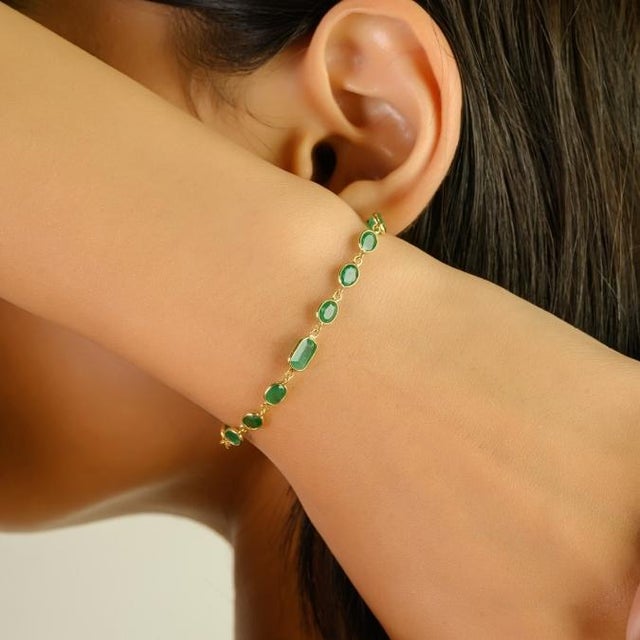 Modern 4.45 Ct Mix-Cut Emerald Modern Chain Birthstone Bracelet in 18k Yellow Gold For Sale - Image 3 of 17