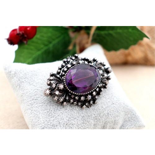 Gold Brooch with Diamonds For Sale - Image 9 of 9