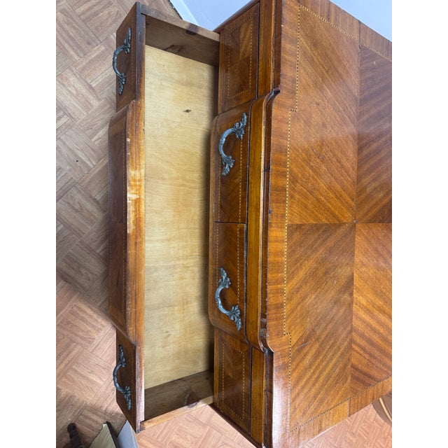 French Provincial Serpentine Walnut Commode, C. 1880–1910 — Herringbone Veneer & Ebony Stringing For Sale - Image 10 of 12