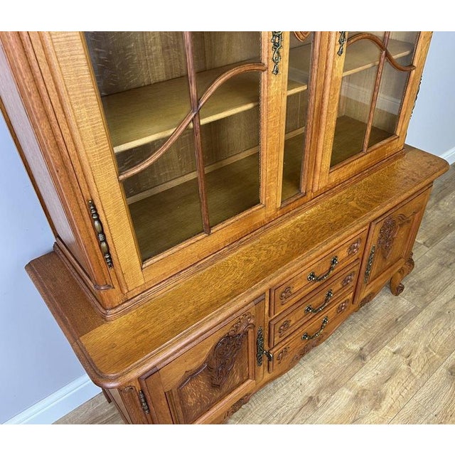 French Louis XVI Display Cabinet in Oak For Sale - Image 6 of 15