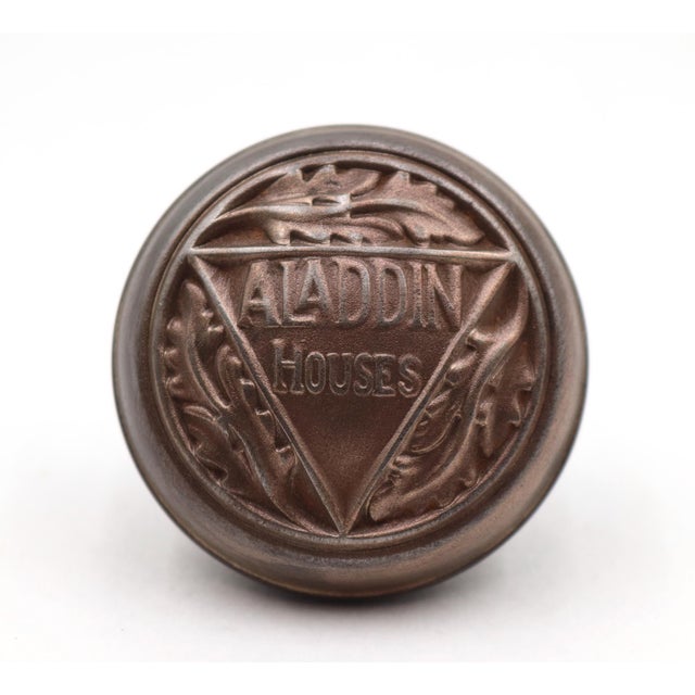 Emblematic steel collector's door knob with a bronze finish. It is part of the P-20420 Aladdin Houses group. Aladdin was...