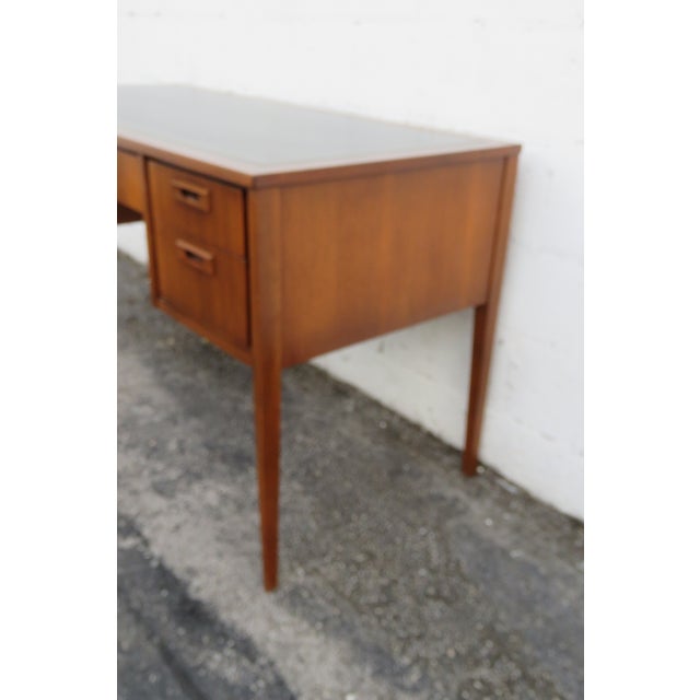 United Mid Century Modern Walnut Leather Top With Desk 6230 For Sale - Image 11 of 16