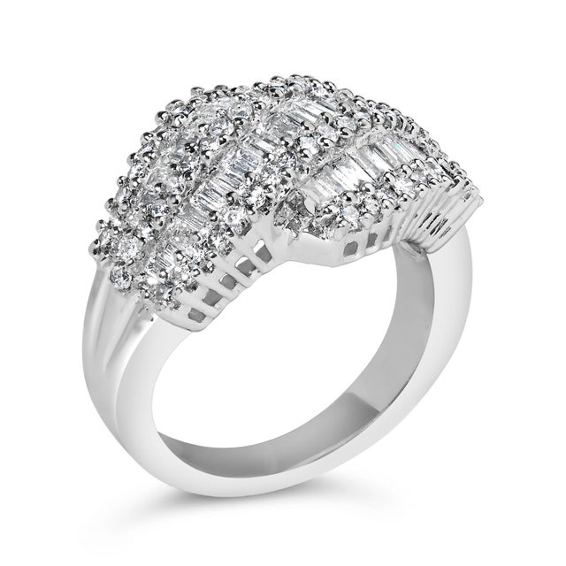 Contemporary 14K White Gold Diamond Cocktail Ring Band (1 3/4 Cttw, H-I Color, SI2-I1 Clarity) - Size 8 For Sale - Image 3 of 7