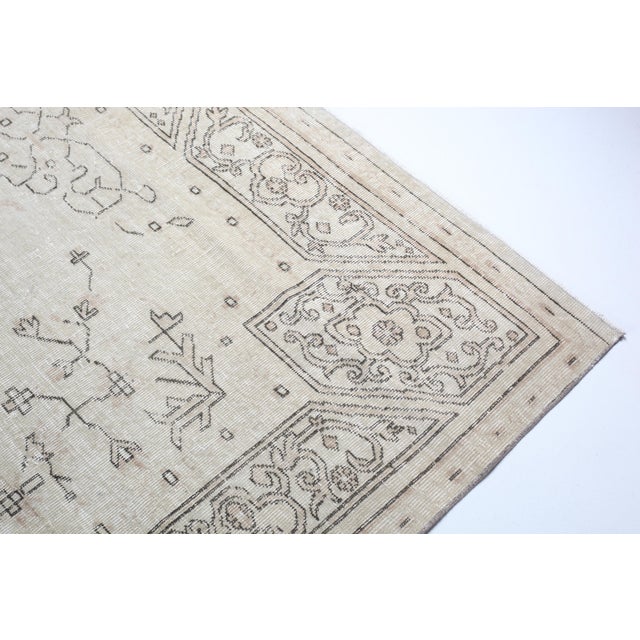 Mid 20th Century Vintage Turkish Oushak Rug With Minimal Medallion Design in Soft Neutrals -6' 2'' X 9' 11'' For Sale - Image 5 of 13