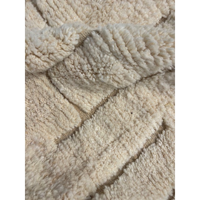 White Moroccan Beni Ouarain Rug in Wool, 2010s For Sale - Image 8 of 12