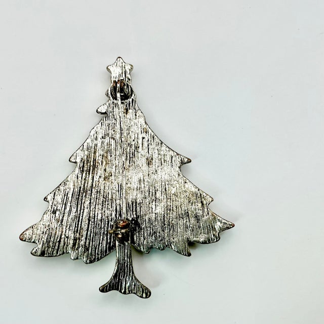 1980s Vintage Americana Boho Chic Burnished Silver Tone Bejeweled Christmas Tree Brooch. For Sale - Image 4 of 6